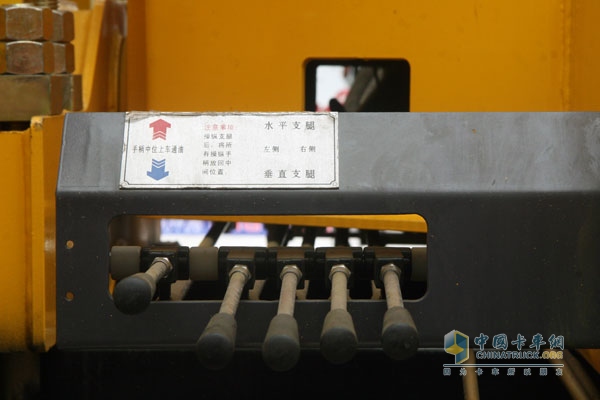 上汽依维柯红岩杰狮 6×4 290马力 国Ⅳ随车起重运输车