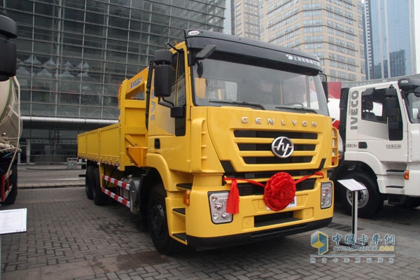 上汽依维柯红岩杰狮 6×4 290马力 国Ⅳ随车起重运输车