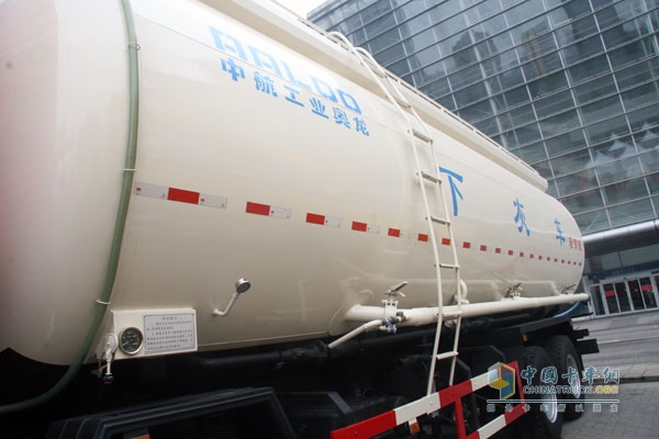 上汽依维柯红岩杰狮 8×4 390马力国Ⅳ粉粒物料车