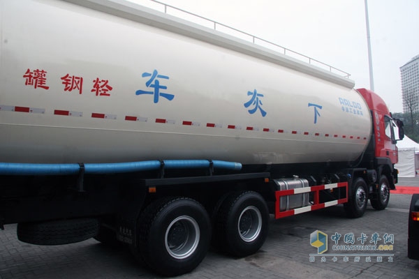 上汽依维柯红岩杰狮 8×4 390马力国Ⅳ粉粒物料车