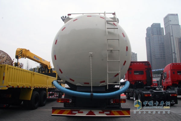 上汽依维柯红岩杰狮 8×4 390马力国Ⅳ粉粒物料车