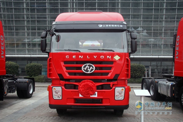 上汽依维柯红岩杰狮 6×2  350马力天然气牵引车