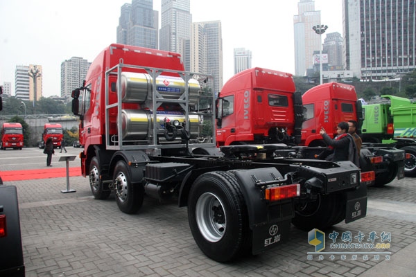 上汽依维柯红岩杰狮 6×2  350马力天然气牵引车