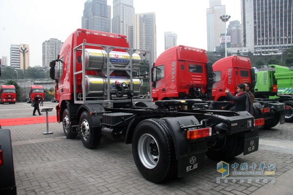 上汽依维柯红岩杰狮 6×2  350马力天然气牵引车