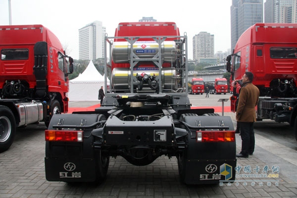 上汽依维柯红岩杰狮 6×2  350马力天然气牵引车