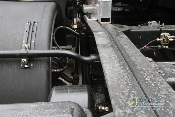 上汽依维柯红岩杰狮 6×2  350马力天然气牵引车