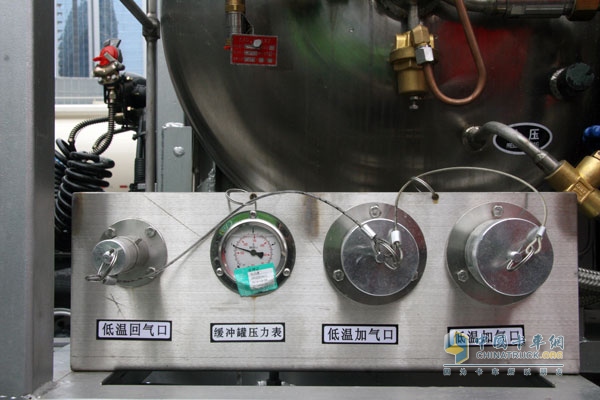 上汽依维柯红岩杰狮 6×2  350马力天然气牵引车