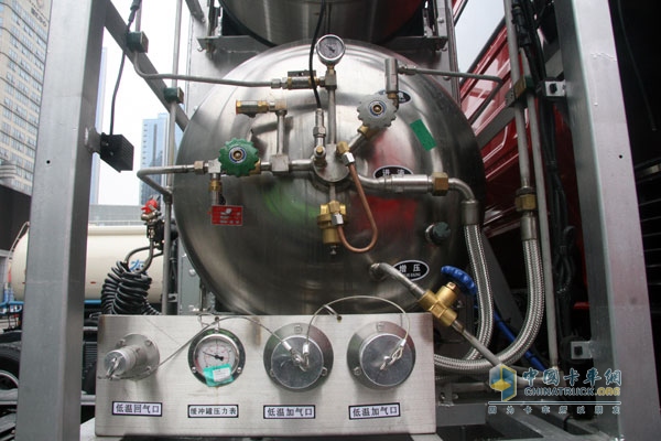上汽依维柯红岩杰狮 6×2  350马力天然气牵引车