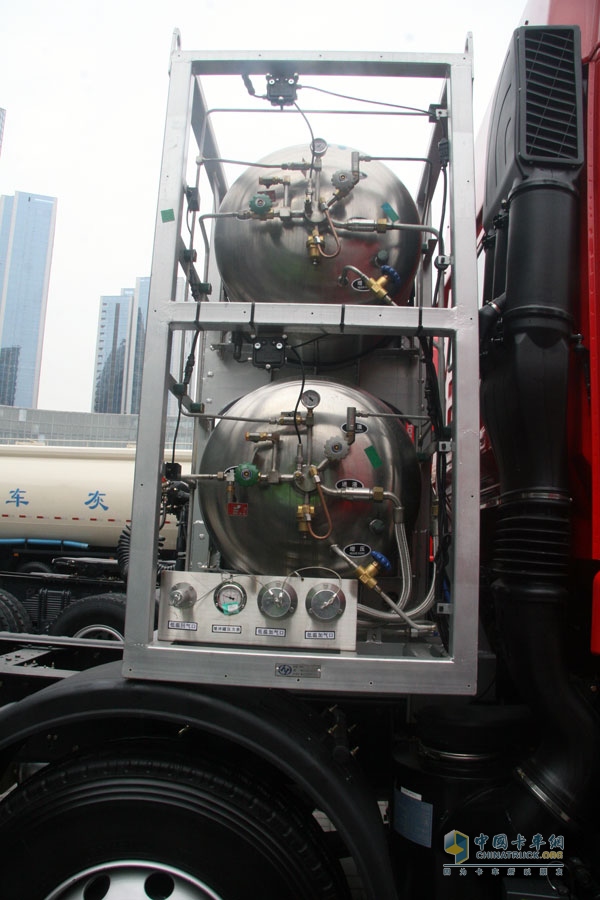上汽依维柯红岩杰狮 6×2  350马力天然气牵引车