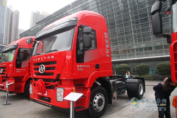 上汽依维柯红岩杰狮 4×2 350马力国Ⅳ牵引车