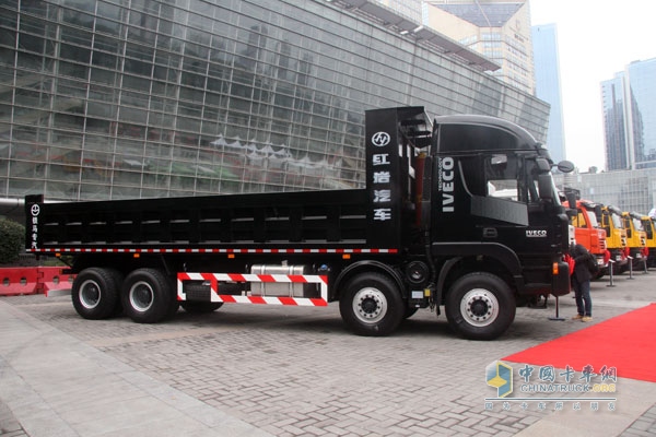 上汽依维柯红岩杰狮 8×4 390马力国Ⅳ自卸车