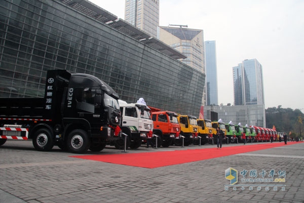 上汽依维柯红岩杰狮 8×4 390马力国Ⅳ自卸车