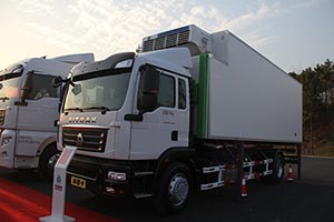 中国重汽 汕德卡 380马力 4X2 国四甩厢冷藏车