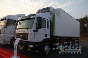 中国重汽 汕德卡 380马力 4X2 国四甩厢冷藏车