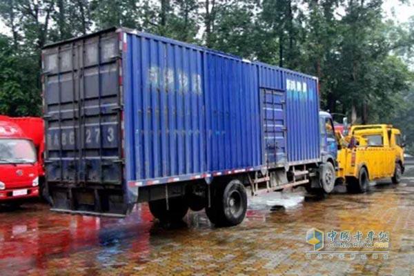 陆续有用户开始报废车辆图为被拖走报废车