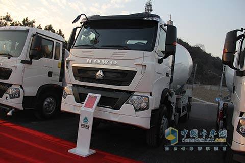 中国重汽 T7H 400马力 8X4 搅拌车