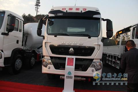 中国重汽 T5G 336马力 8X4 液罐车