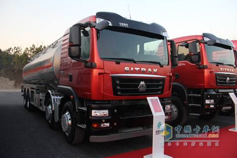 中国重汽 C5H 340马力 8X4气囊油罐车