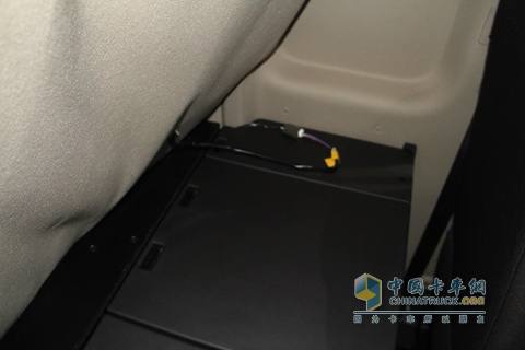 四川现代 Xcient创虎 410马力 8X4 国四 载货车内饰空间