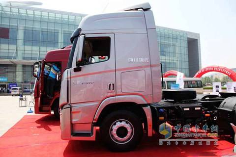 四川现代 Xcient创虎P520 6×4牵引车
