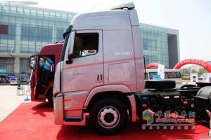 四川现代 Xcient创虎P520 6×4牵引车