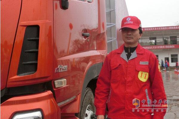 参加东风天龙驾驶员大赛的陈师傅