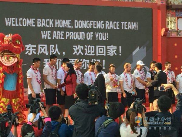 东风队驶进三亚港，率先过线，获得第三赛段冠军奖杯