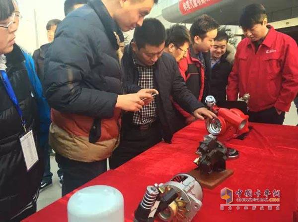 陕汽经销商参观西安康明斯工厂