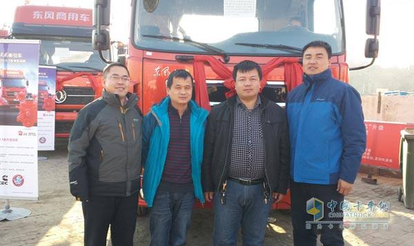 东风商用车、东风康明斯工作人员与马师傅合影