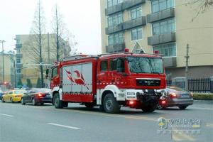 惊呆了 900万双头消防车现身南京街头