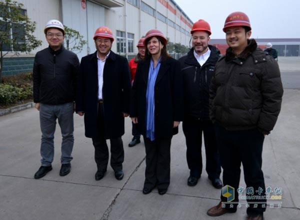 康明斯全球副总裁Lori Cobb及服务总监Ryan Kikendal、Brad Sutton到访东风康明斯