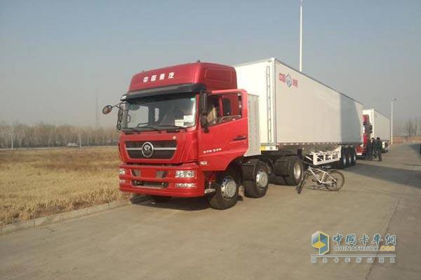 中国重汽D7B LNG牵引车首入山西地区