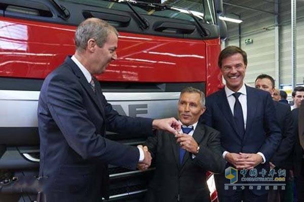 DAF首席执行官将第100万辆卡车钥匙交付匈牙利客户
