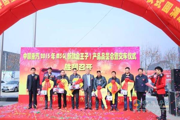 中国重汽M5G车型在南京交车