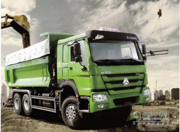 中国重汽新型城市渣土自卸车