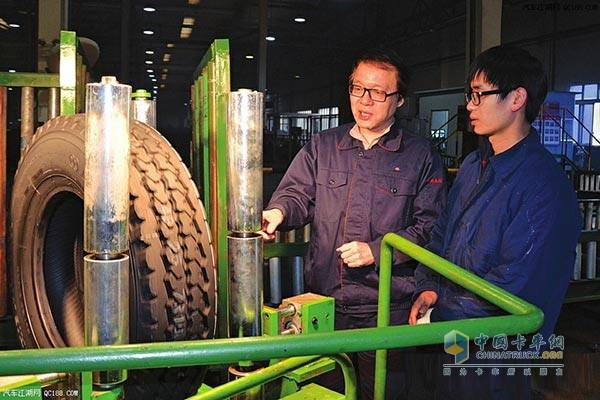 刘玉彩(左，重庆大足区人大代表)正在查看新投用的轮胎自动检验线