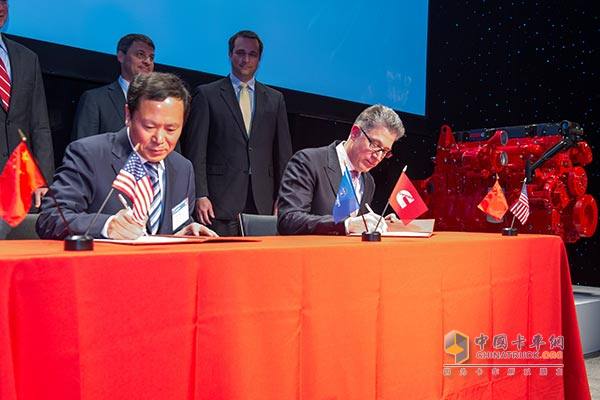 福田汽车总经理与康明斯集团副总裁签署清洁能源载重汽车合作协议