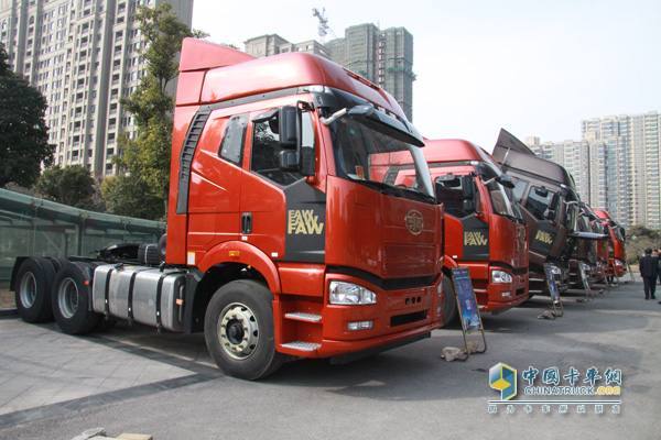 搭载锡柴奥威发动机的解放J6领航版卡车