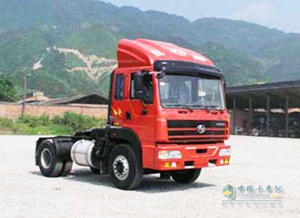 促销：上汽依维柯红岩杰狮M1004X2牵引车降2万送500油卡 