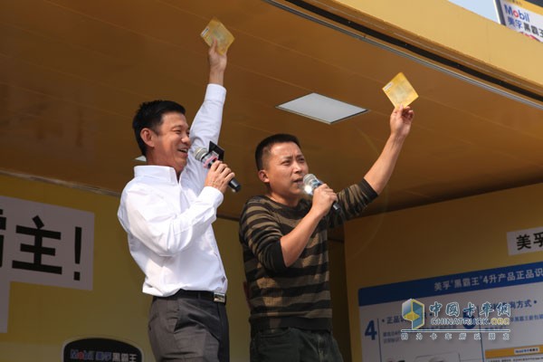 埃克森美孚商用车润滑油亚太区市场经理林文生先生与2014年持久动力霸主高胜远共唱《嘿！霸王》