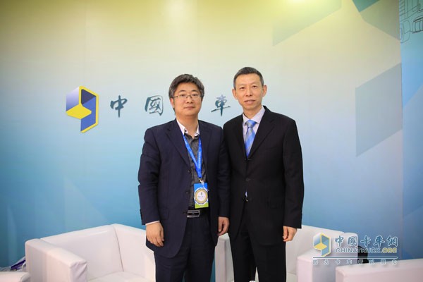 康明斯公司副总裁，东风康明斯发动机公司总经理王宁（右）与卡车网总编辑吴永强合影