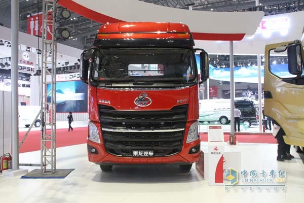 乘龙H7 6*2R 平头牵引车正面