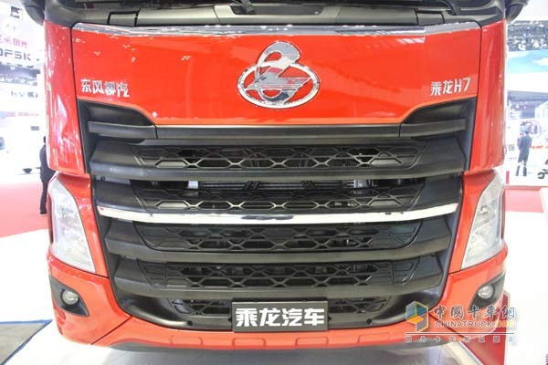 乘龙H7 6*2R 平头牵引车前脸