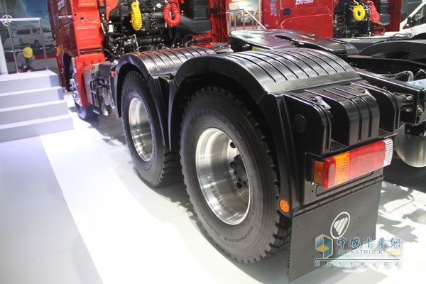 福田戴姆勒欧曼GTL高顶高地板6系6X4牵引车（奔驰版）
