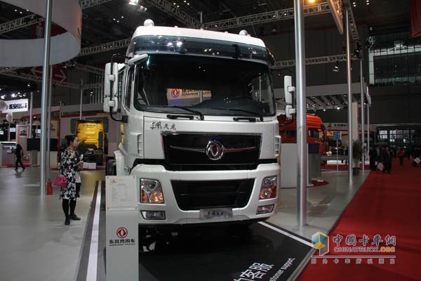 东风天龙（小）6×4牵引车 亮相上海车展