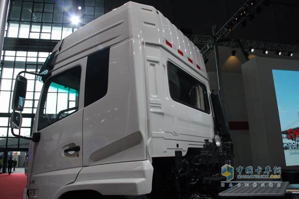 东风天龙（小）6×4牵引车 亮相上海车展