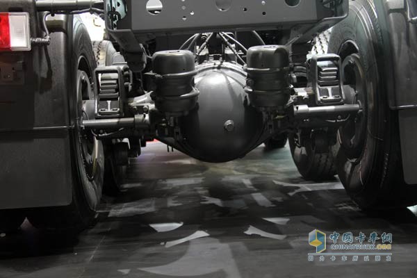 东风天龙（小）6×4牵引车 亮相上海车展