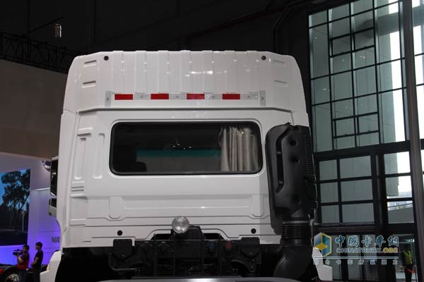 东风天龙（小）6×4牵引车 亮相上海车展