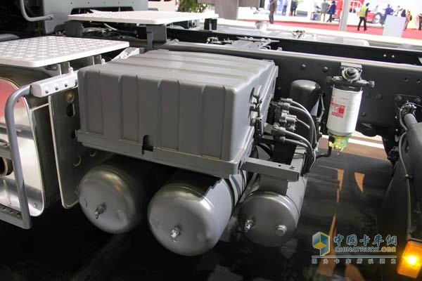 东风天龙 6 ×4 雷诺Dci 420马力牵引车