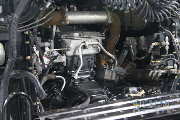 庆铃·五十铃 VC46 370马力 6X4 国四 牵引车